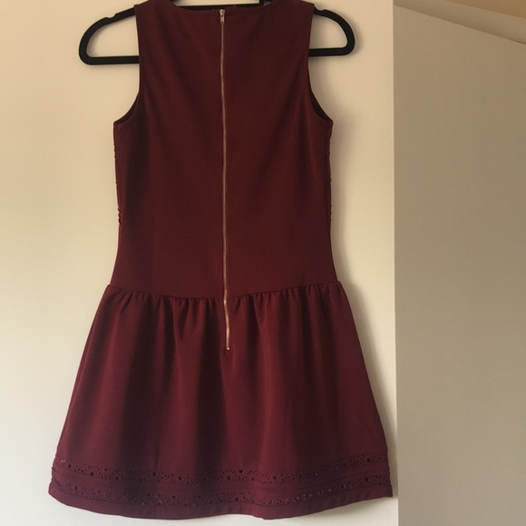 Chic Burgundy Mini Dress with Crochet Detailing - Picture 5 of 12